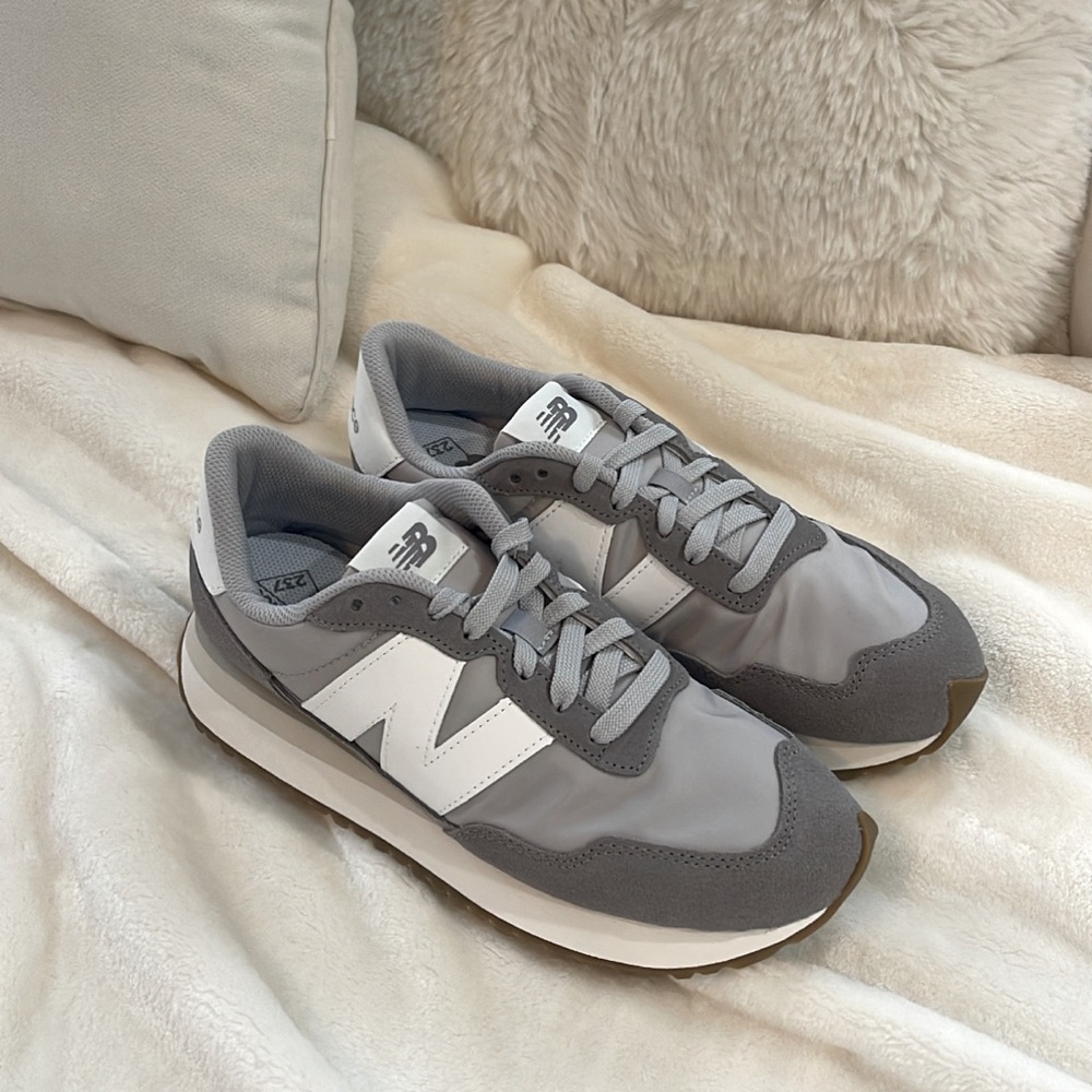 New Balance Women's 237 V1 Classic Sneaker
